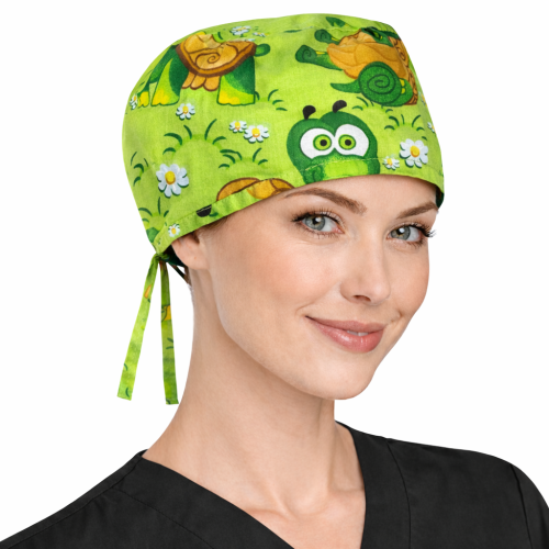 Czepek medyczny w kolorowe bajkowe wzory dla medyków W14 z przodu.png